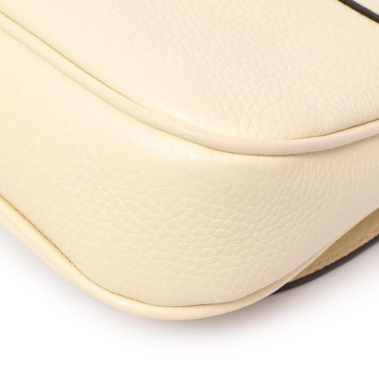 Gucci Ivory Pebbled Calfskin Medium Soho Flap Crossbody Handbags Gucci