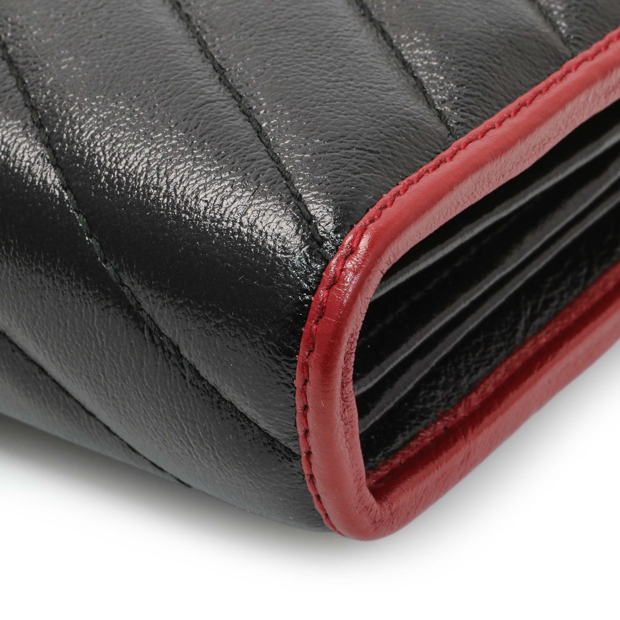Gucci Black Red Vintage Effect Calfskin Matelasse Diagonal Torchon GG Marmont Chain Wallet Handbags Gucci