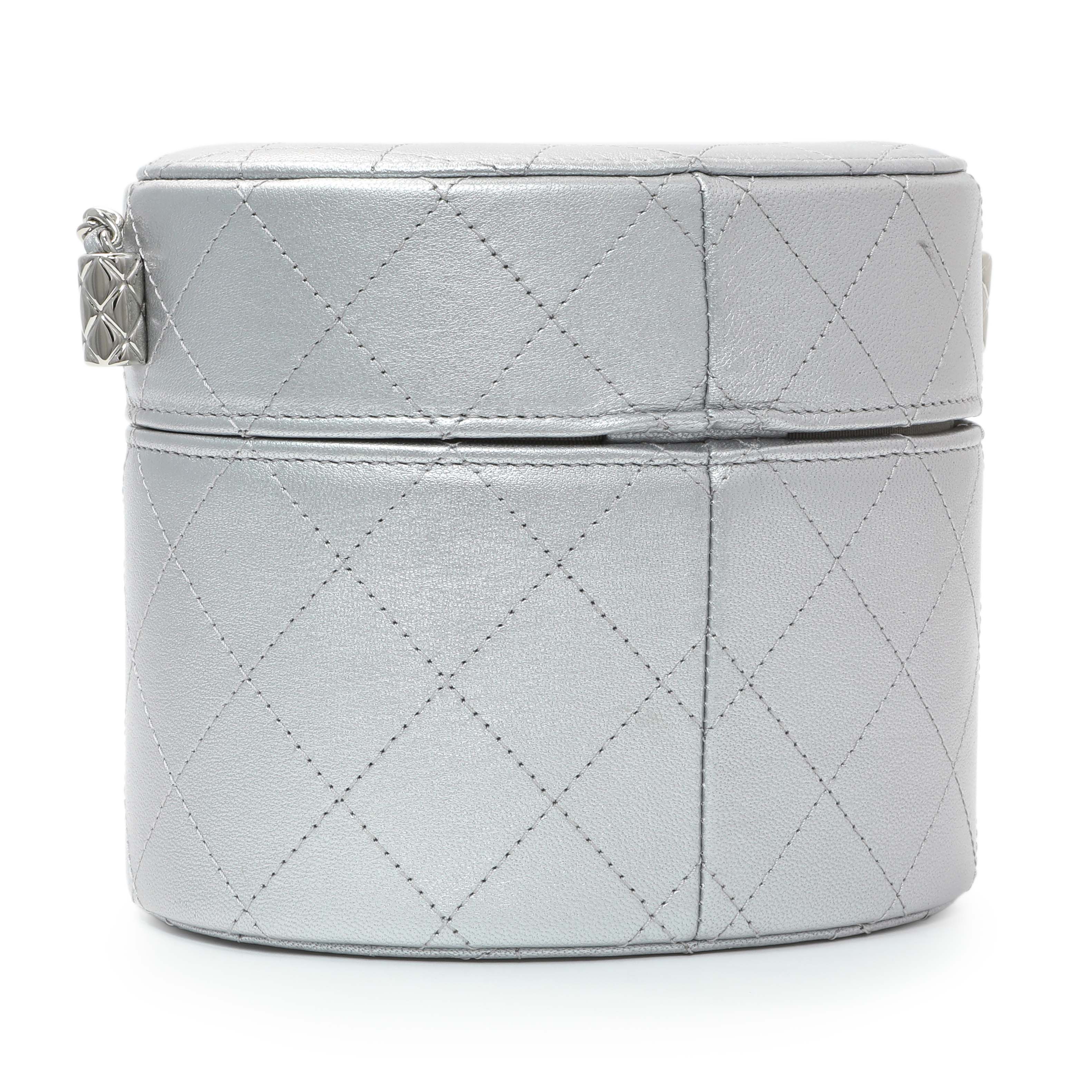 Chanel Silver Quilted Round Vanity Case With Chain – Modaselle