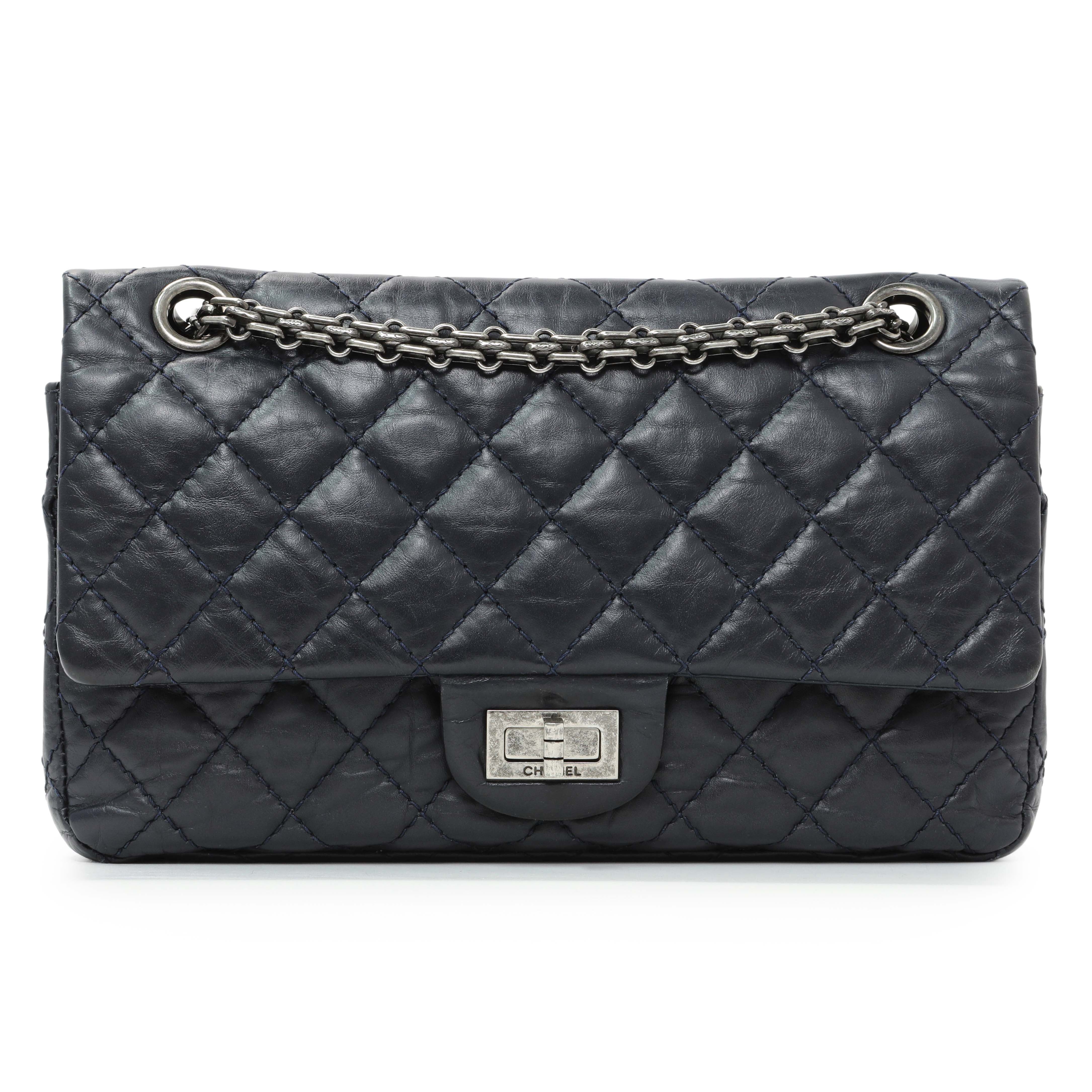 Chanel 二つ折り ネイビー キルティング Chanel Navy Quilted Aged Calfskin 2.55 Reissue 225 Flap – Modaselle