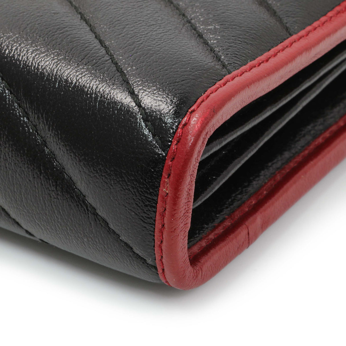 Gucci Black Red Vintage Effect Calfskin Matelasse Diagonal Torchon GG Marmont Chain Wallet Handbags Gucci